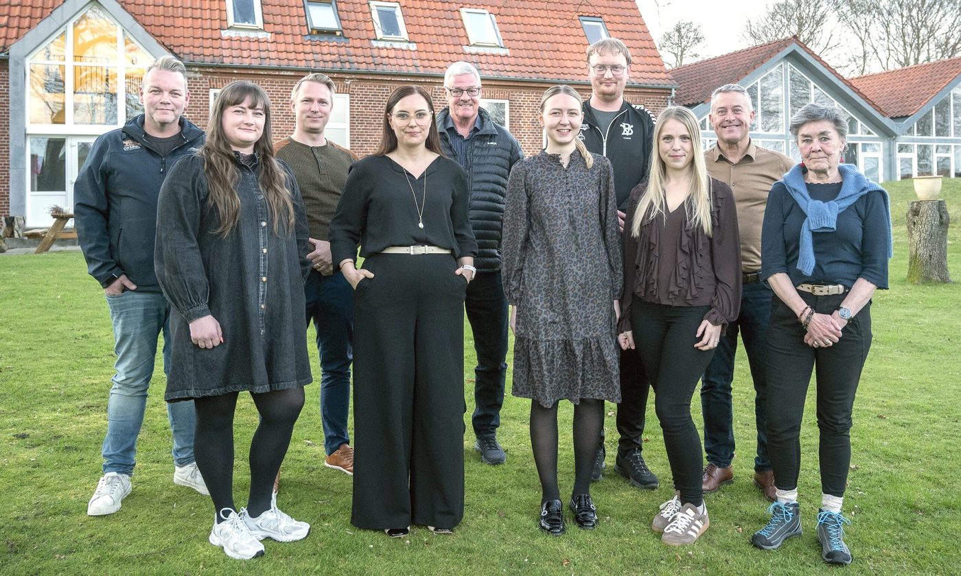 Borgere fra Oksbøl samlet foran byens huse
